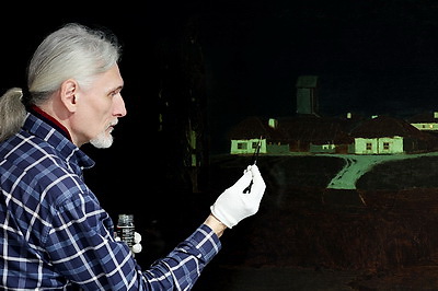 Снимал слои чужеродного лака. Витебский реставратор завершил работу над картиной Куинжи