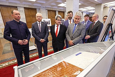 Выставка к 100-летию Фиделя Кастро открылась в Палате представителей
