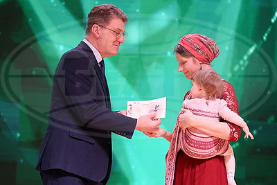 "Образец для молодежи". Орден Матери вручили 26 многодетным минчанкам