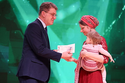 "Образец для молодежи". Орден Матери вручили 26 многодетным минчанкам