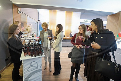 Белорусские льняные изделия, косметика, фарфор. Что показали зарубежным дамам на приеме накануне 8 Марта