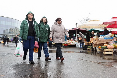 "Добро старшим". Волонтеры помогают пожилым доставить покупки с ярмарок