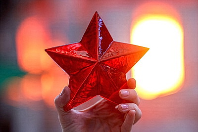 Как создают "Красные звезды Героев", которые в Гродненской области устанавливают на могилах ветеранов