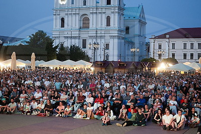 На трансляцию финальной игры чемпионата мира в центре Гродно собрались несколько тысяч зрителей