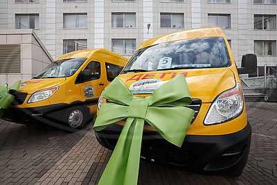 Шесть сельских школ получили новые автобусы для подвоза детей