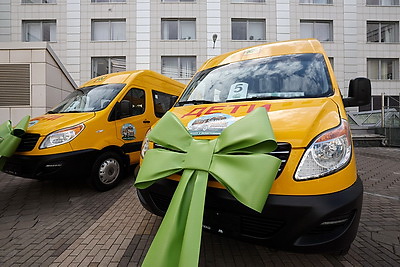 Шесть сельских школ получили новые автобусы для подвоза детей