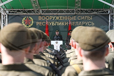 Лукашенко принял участие в церемонии приведения к военной присяге в Борисовском районе