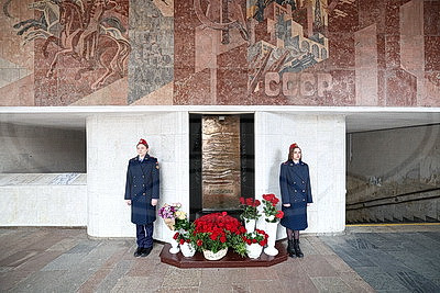 Почетный караул, живые цветы. У станции метро "Октябрьская" в Минске почтили память жертв трагедии 2011 года