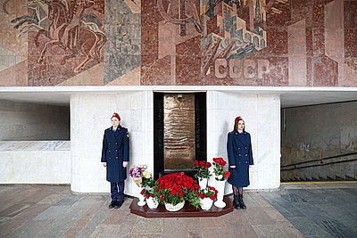 Почетный караул, живые цветы. У станции метро "Октябрьская" в Минске почтили память жертв трагедии 2011 года