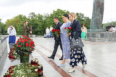 Участники автопробега "Дороги славы - наша история" почтили память героев ВОВ в Минске