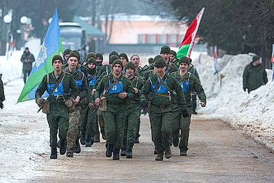 Марш-бросок и подтягивание. Десантники и гвардейцы сдают нормативы по физподготовке во время проверки ВС