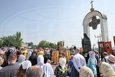 Более 500 человек собрались у памятника Георгию Конисскому в Могилеве на памятный молебен