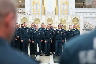 Со службы - в поля. Убиравшие урожай сотрудники МЧС посетили Дворец Независимости