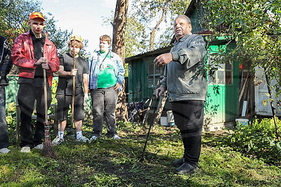 Волонтеры БРСМ помогают пожилым навести порядок на участках