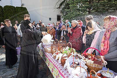 Православные верующие освящают пасхальную трапезу в храмах Беларуси