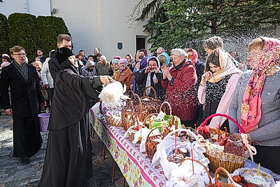 Православные верующие освящают пасхальную трапезу в храмах Беларуси