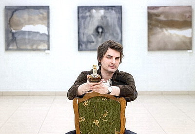 Художник создает произведения из нефти. Какую энергетику несут и что отражают полотна из черного золота