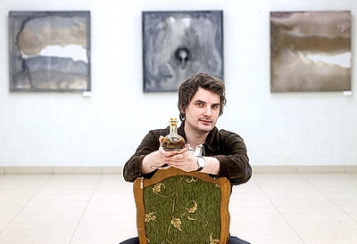 Художник создает произведения из нефти. Какую энергетику несут и что отражают полотна из черного золота