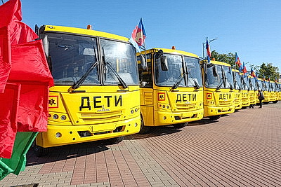 Учреждениям образования Брестской области вручили ключи от новых автобусов и автомобилей