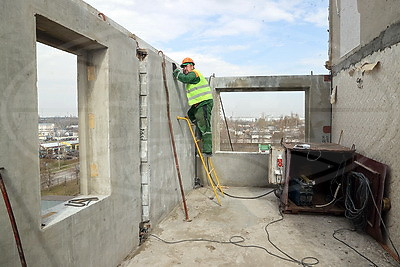 Строители приступили к монтажу панелей в пострадавшей при взрыве газа десятиэтажке в Гомеле