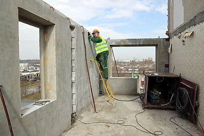 Строители приступили к монтажу панелей в пострадавшей при взрыве газа десятиэтажке в Гомеле