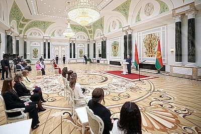 Едины в стремлении сделать страну лучше. Лукашенко в преддверии 8 Марта вручил женщинам госнаграды