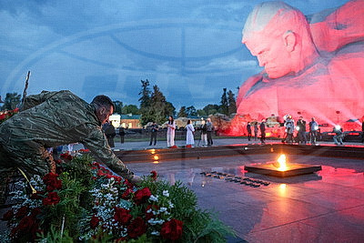 Тысячи человек приняли участие в митинге-реквиеме в Брестской крепости