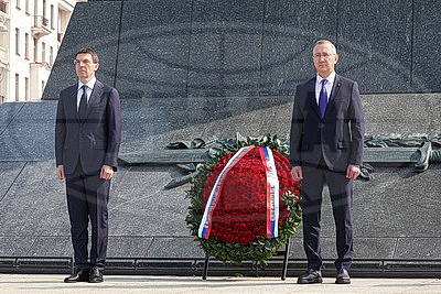 Российская делегация возложила венок к монументу Победы в Минске