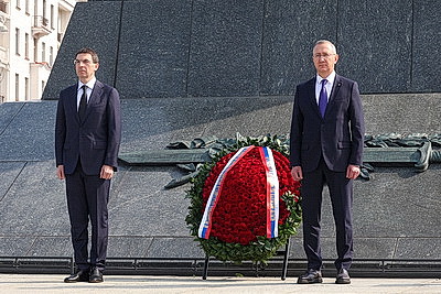 Российская делегация возложила венок к монументу Победы в Минске