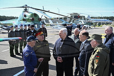 Лукашенко посетил Минский аэроклуб ДОСААФ