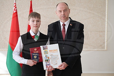 Паспорта лучшим учащимся из Минской области вручили в старейшей гимназии страны