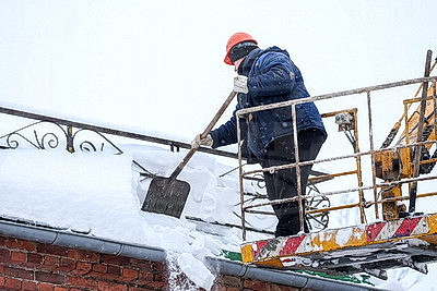 Коммунальщики очищают крыши от снега и сосулек
