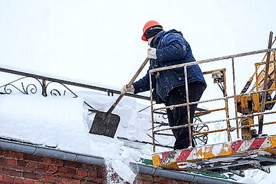 Коммунальщики очищают крыши от снега и сосулек