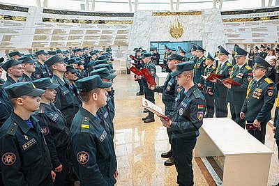 Молодые сотрудники МЧС принесли присягу в музее истории ВОВ