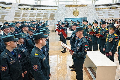 Молодые сотрудники МЧС принесли присягу в музее истории ВОВ