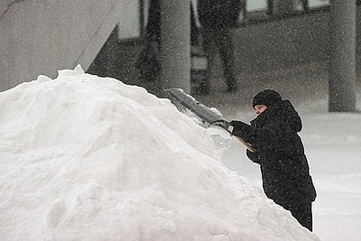 В Минске более 180 единиц техники и свыше 1,5 тысячи человек ликвидируют последствия снегопада