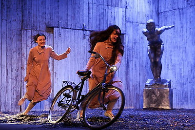 Спектакль "Земля Эльзы" прошел в Белорусском государственном молодежном театре