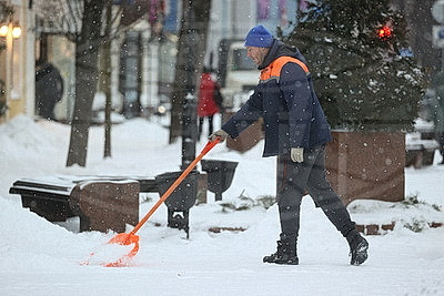 В Бресте 75 единиц спецтехники убирают снег на улицах города