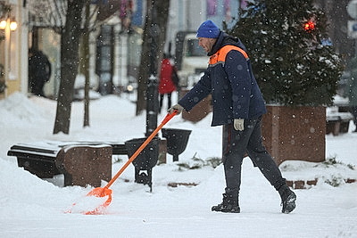 В Бресте 75 единиц спецтехники убирают снег на улицах города