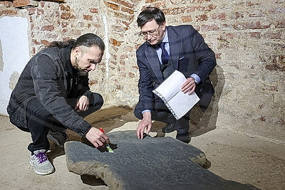 Каменный крест XVII века обнаружили в Витебском районе во время земляных работ