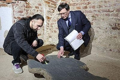 Каменный крест XVII века обнаружили в Витебском районе во время земляных работ