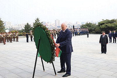 Лукашенко в Пхеньяне возложил венок к монументу "Освобождение"