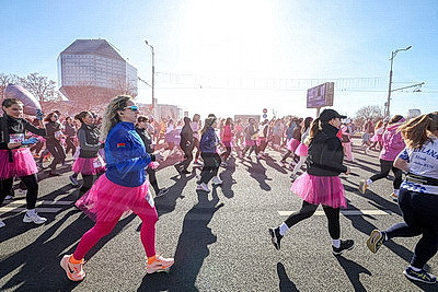 "Заряд эндорфинами и цветы на финише". "Красивый забег" прошел в Минске