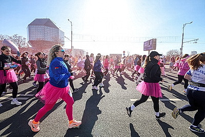 "Заряд эндорфинами и цветы на финише". "Красивый забег" прошел в Минске