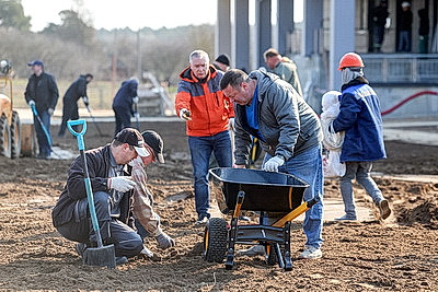Около 800 человек присоединились к субботнику на готовящейся к сдаче больнице в Гродно