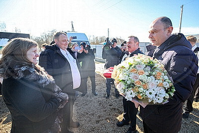 Мамина мечта исполнилась. Многодетной семье из Вилейского района подарили автомобиль