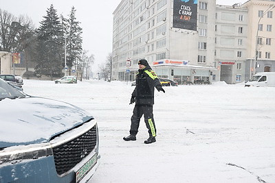 Увеличено количество экипажей, выведена крупногабаритная техника. Как работает ГАИ Минской области в условиях непогоды