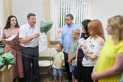 В Гродно пяти недавно ставшим многодетными семьям вручили "Бацькаву кашулю"