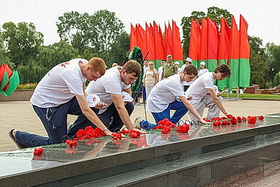 Участники автопробега "Дороги славы - наша история" возложили цветы в Брестской крепости