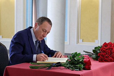 Снопков оставил запись в книге соболезнований в посольстве Казахстана в связи с гибелью военнослужащих